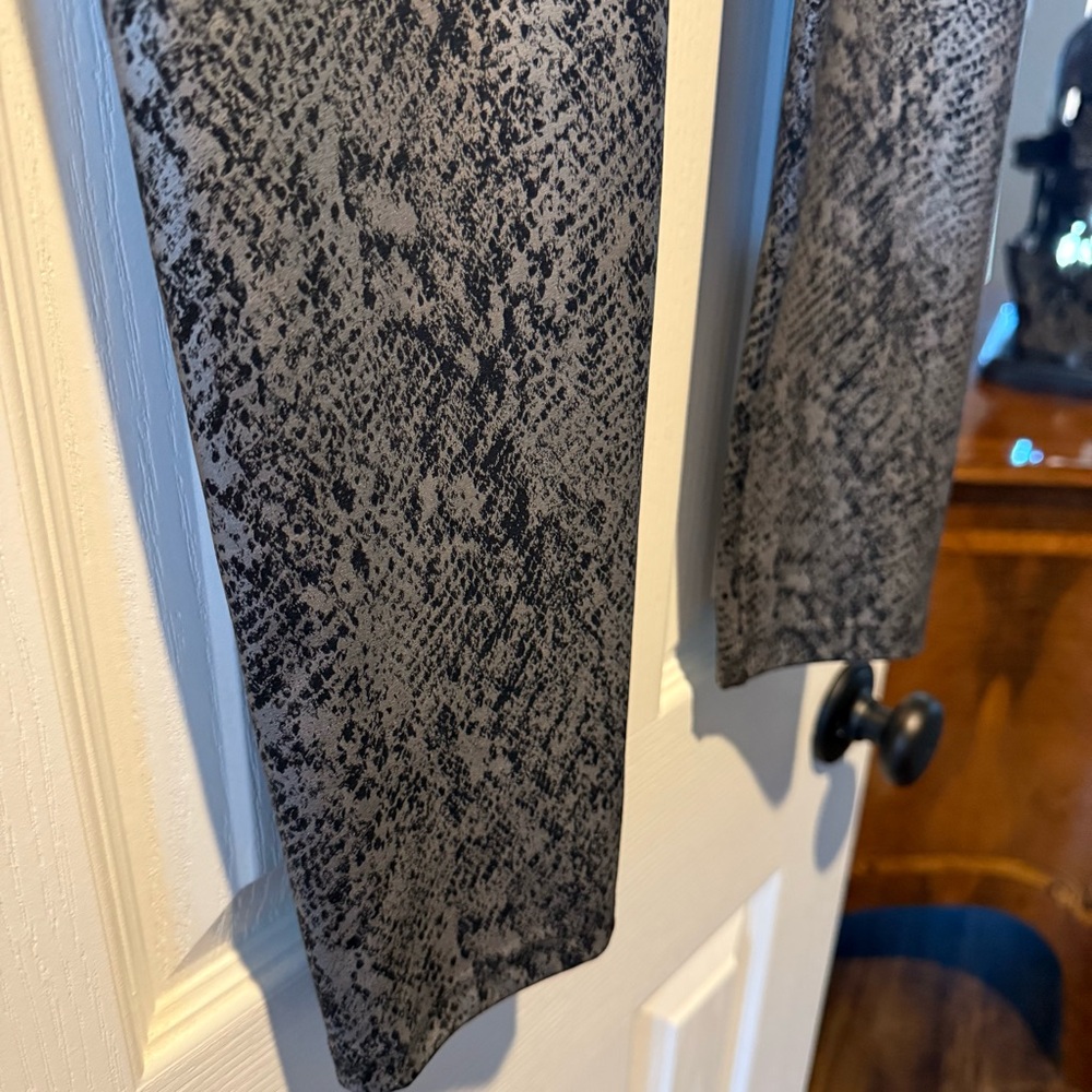 Vera Wang Faux Leather Snakeskin Pattern Leggings. Size Medium Black Silver